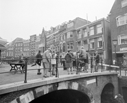 880847 Afbeelding van deelnemers aan een rondwandeling door de stad Utrecht onder leiding van een gids van de VVV, op ...